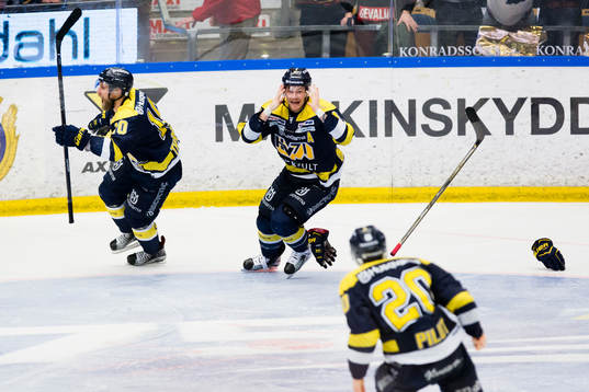 s Martin Thörnberg, Simon Önerud och Lawrence Pilut jublar
