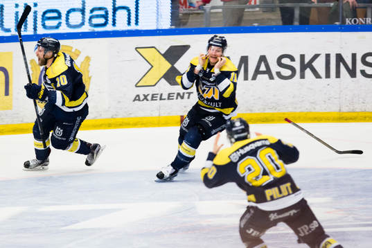 s Martin Thörnberg, Simon Önerud och Lawrence Pilut jublar