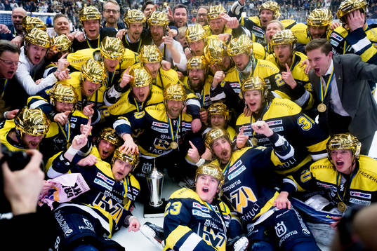 s spelare jublar i en lagbild