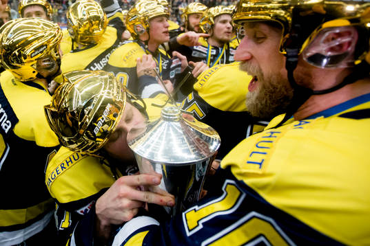 s Mattias Tedenby och Martin Thörnberg jublar med bucklan