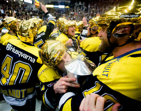 s Mattias Tedenby och Martin Thörnberg jublar med bucklan