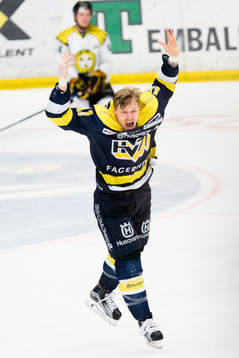 s Simon Önerud jublar och Brynäs Marcus Ersson deppar