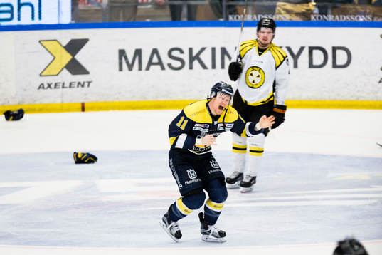 s Simon Önerud jublar och Brynäs Marcus Ersson deppar