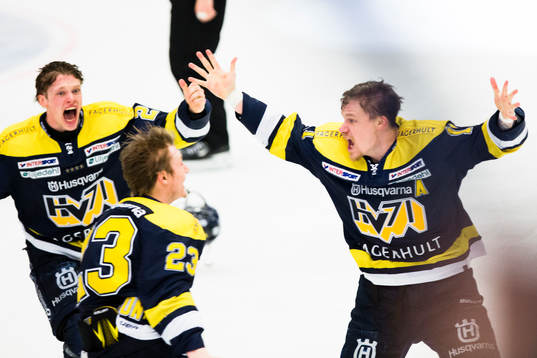 s Lawrence Pilut, Lias Andersson och Simon Önerud jublar