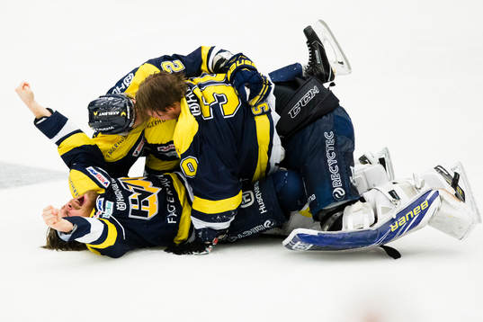 s Mattias Tedenby, Kristofer Berglund och målvakt Linus