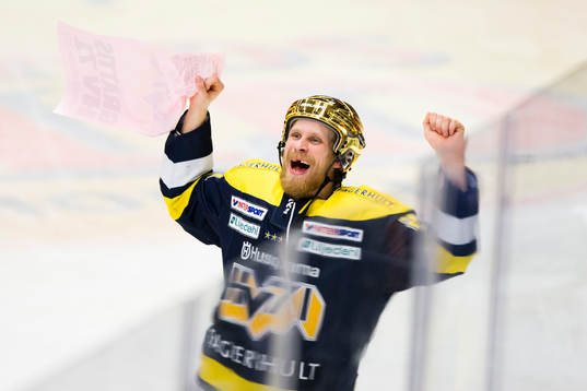 s Mattias Tedenby jublar