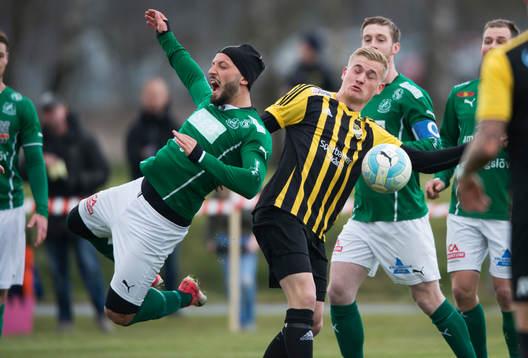 IFK Hässleholms Linus Svensson i matchen i division 2