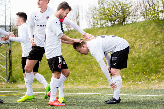 Hittarps Omar Hamid jublar med Nicklas Nielsen