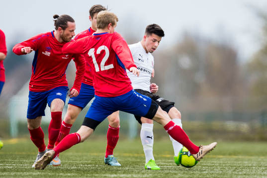 Hittarps Adonis Berisha tar sig igenom med bollen