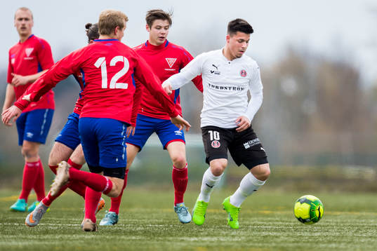Hittarps Adonis Berisha tar sig igenom med bollen