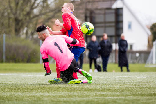 Hittarps målvakt Hussein Hamzi och Tvååkers Jakob