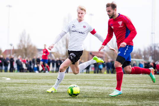Hittarps Viktor Wihlstrand försvarar nder fotbollsmatchen