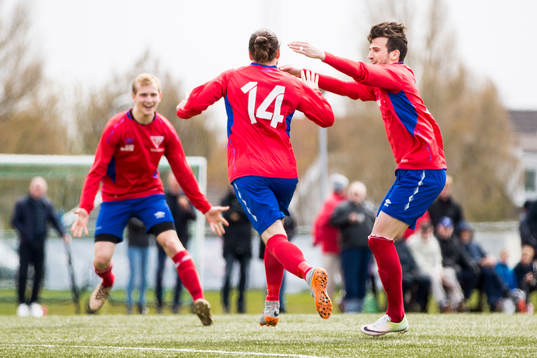 Tvååkers Rasmus Andersson (ryggen mot kameran) jublar