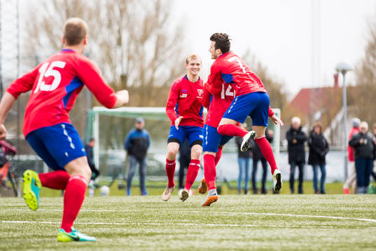 Tvååkers Rasmus Andersson (ryggen mot kameran) jublar