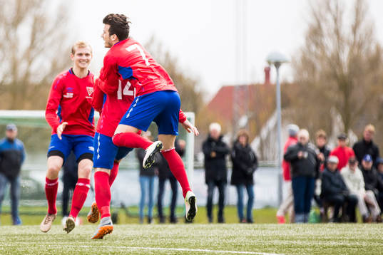 Tvååkers Rasmus Andersson (ryggen mot kameran) jublar