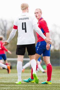 Hittarps Viktor Wihlstrand (ryggen mot kameran) och