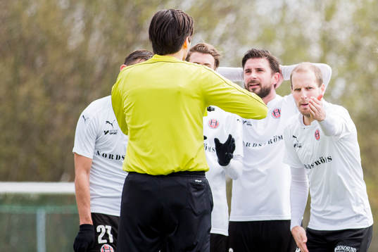 Hittarps spelare i diskussion med domare