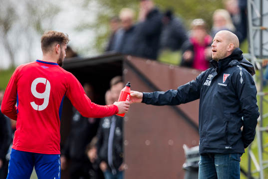 Tvååkers tränare Mattias Lindström ger Perparim Beqaj