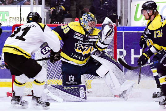 s målvakt Linus Söderström räddar skott från Brynäs
