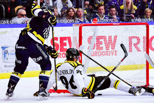 Brynäs Oskar Lindblom blockerar puck