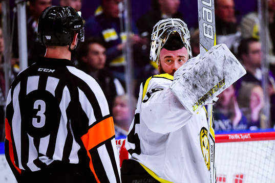 Brynäs målvakt David Rautio i samtal med domaren
