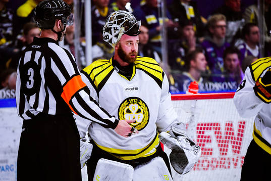 Brynäs målvakt David Rautio i samtal med domaren