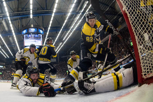 s Kevin Stenlund oroar mot Brynäs Ryan Gunderson
