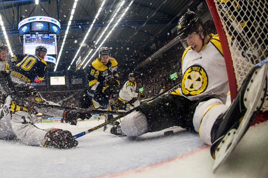 Brynäs Oskar Lindblom (th) försvarar eget mål