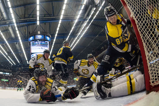 s Kevin Stenlund oroar mot Brynäs Ryan Gunderson