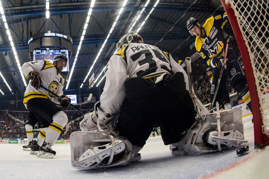 s Kevin Stenlund oroar mot Brynäs målvakt David Rautio
