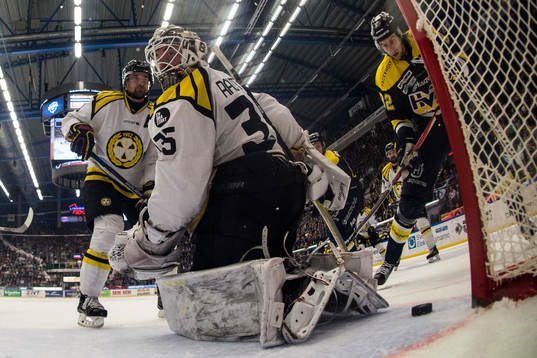 s Kevin Stenlund oroar mot Brynäs målvakt David Rautio