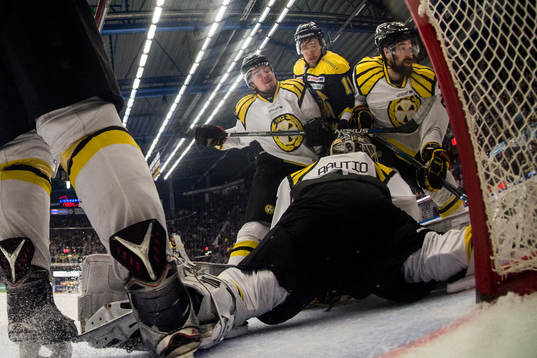 s Simon Önerud (m) oroar mot Brynäs målvakt David Rautio