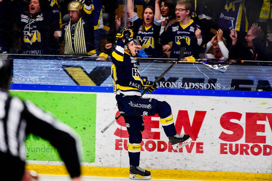 s Christoffer Törngren jublar