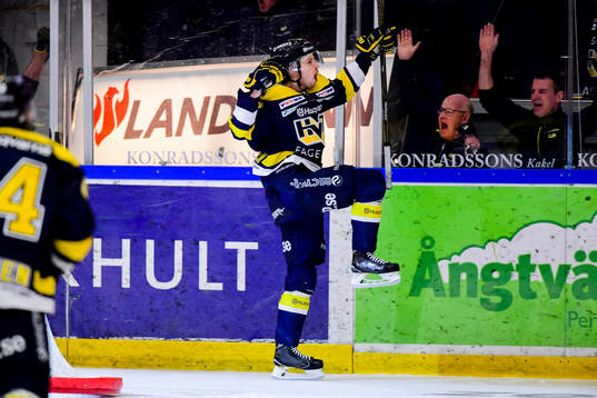 s Christoffer Törngren jublar