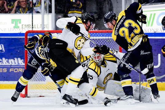 s Lias Andersson oroar framför  Brynäs målvakt David