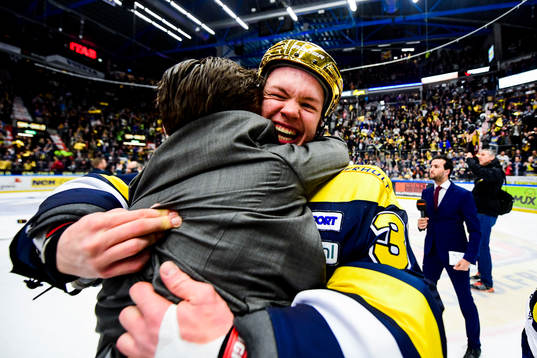 s målvakt Linus Söderström jublar