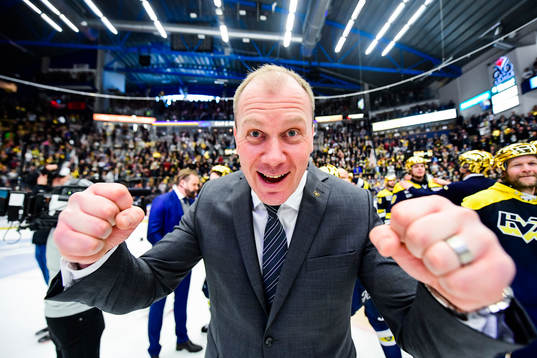 s tränare Johan Lindbom  jublar