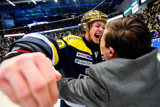 s målvakt Linus Söderström jublar