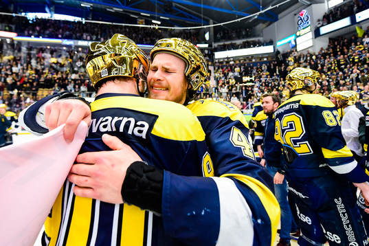 s Mikko Lehtonen och jublar