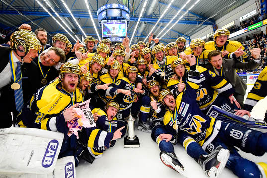 s spelare jublar med pokalen