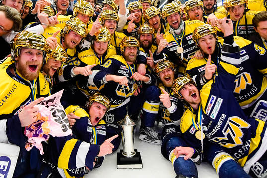 s spelare jublar med pokalen
