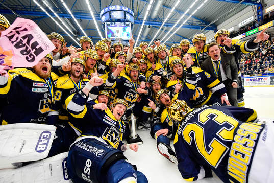 s spelare jublar med pokalen