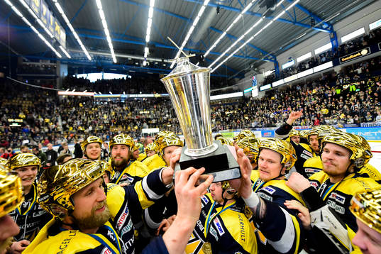 s spelare jublar med pokalen