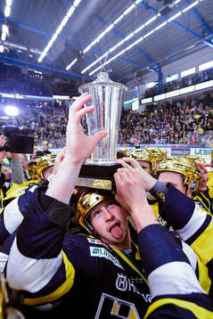 s jublar med pokalen