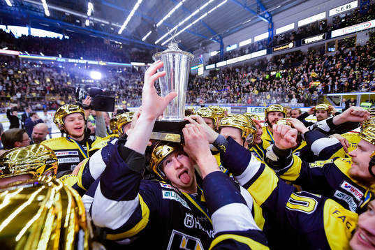 s  jublar med pokalen