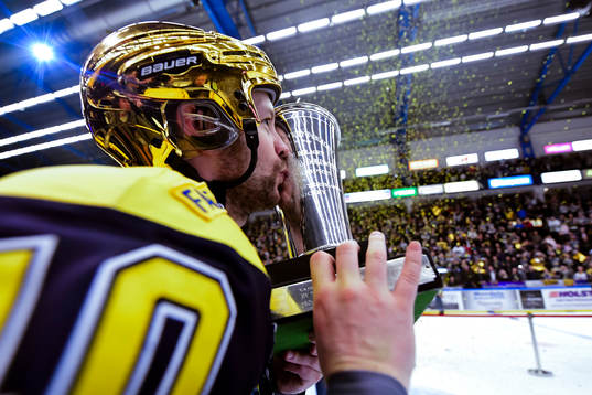 s  Pär Arlbrandt   jublar med pokalen