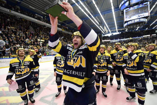 s Kevin Stenlund   jublar med pokalen