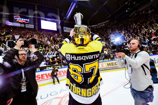 s Christoffer Törngren  jublar med pokalen