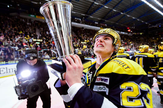 s  Lias Andersson  jublar med pokalen