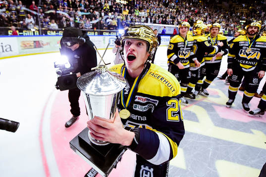 s  Lawrence Pilut   jublar med pokalen